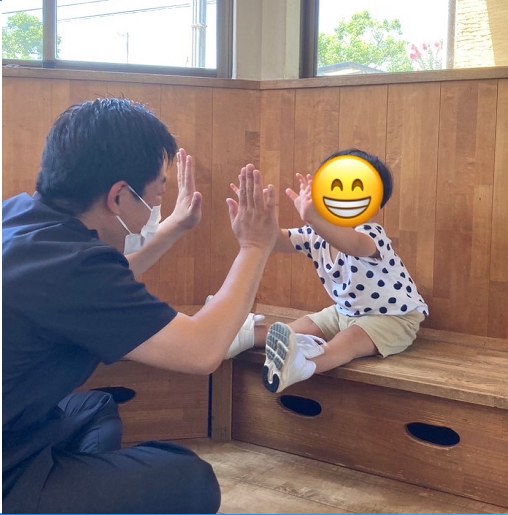 児童発達支援事業所でお子さまとハイタッチをする様子