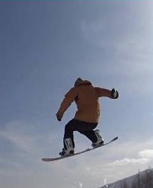 スノーボードでジャンプする様子