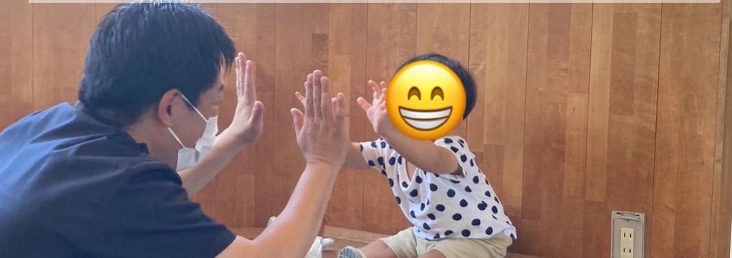 児童発達支援事業所でお子さまとハイタッチをする様子