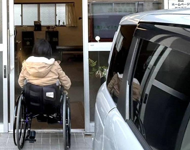 車椅子のまま入店できるバリアフリーの入り口